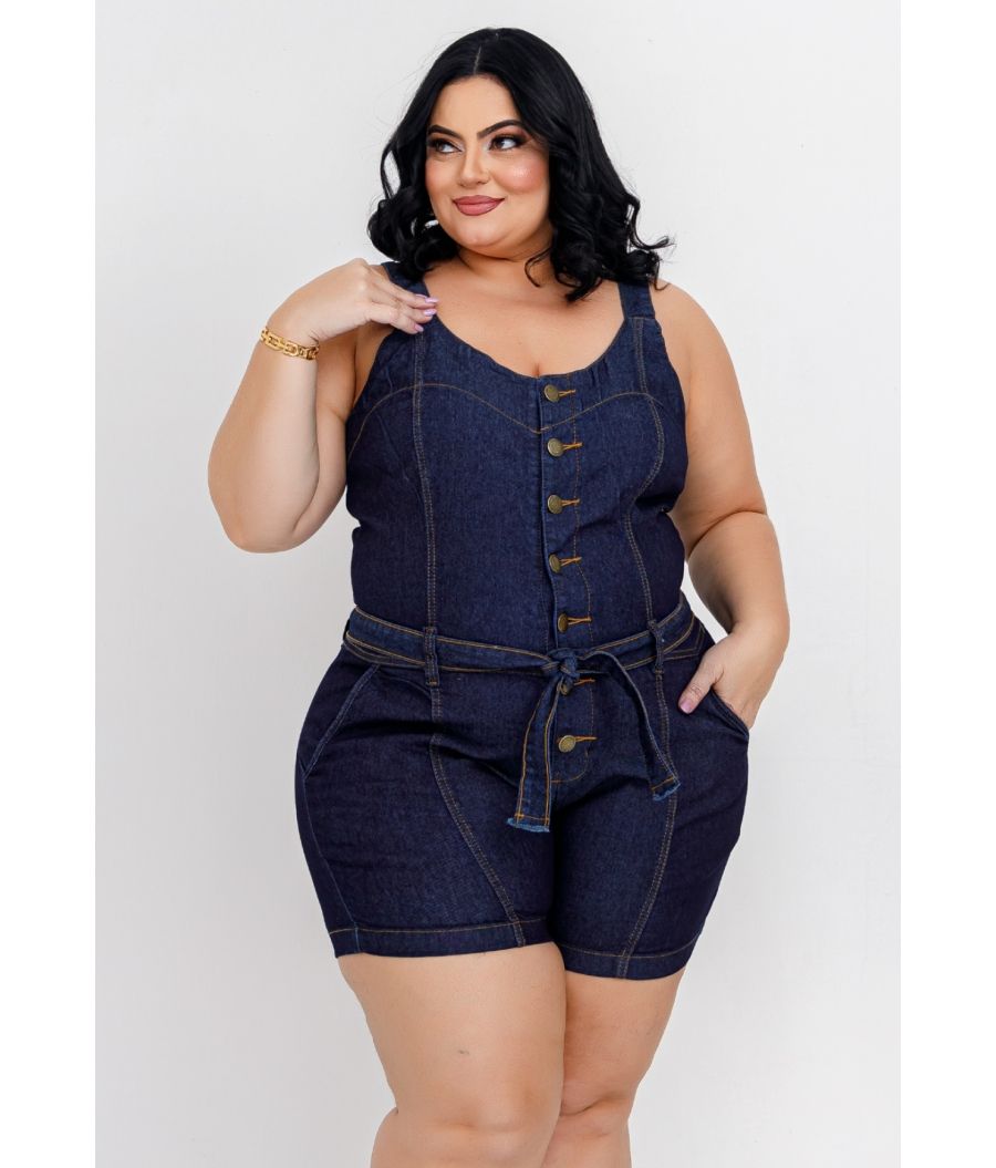 Macaquinho Jeans Plus Size Com Cinto Embutido Botões