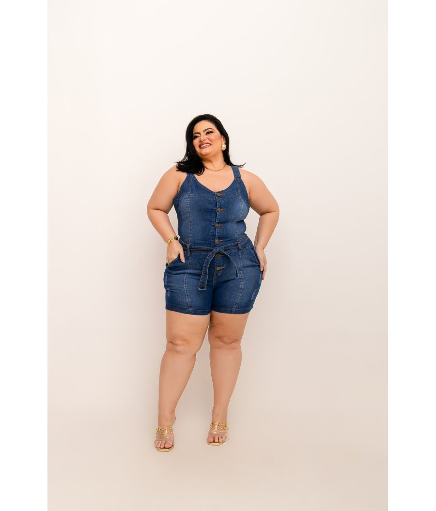 Macaquinho Jeans Plus Size Com Cinto Embutido Botões