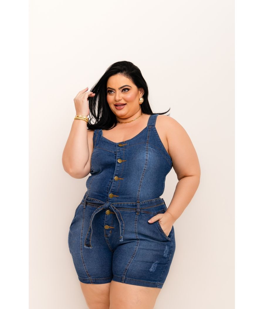 Macaquinho Jeans Plus Size Com Cinto Embutido Botões