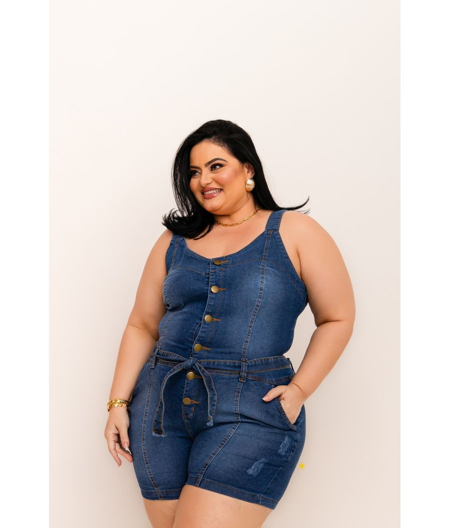 Macaquinho Jeans Plus Size Com Cinto Embutido Botões