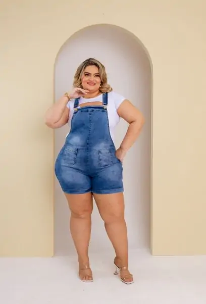 Jardineira Jeans Plus Size Com Lycra Cintura Alta Clean